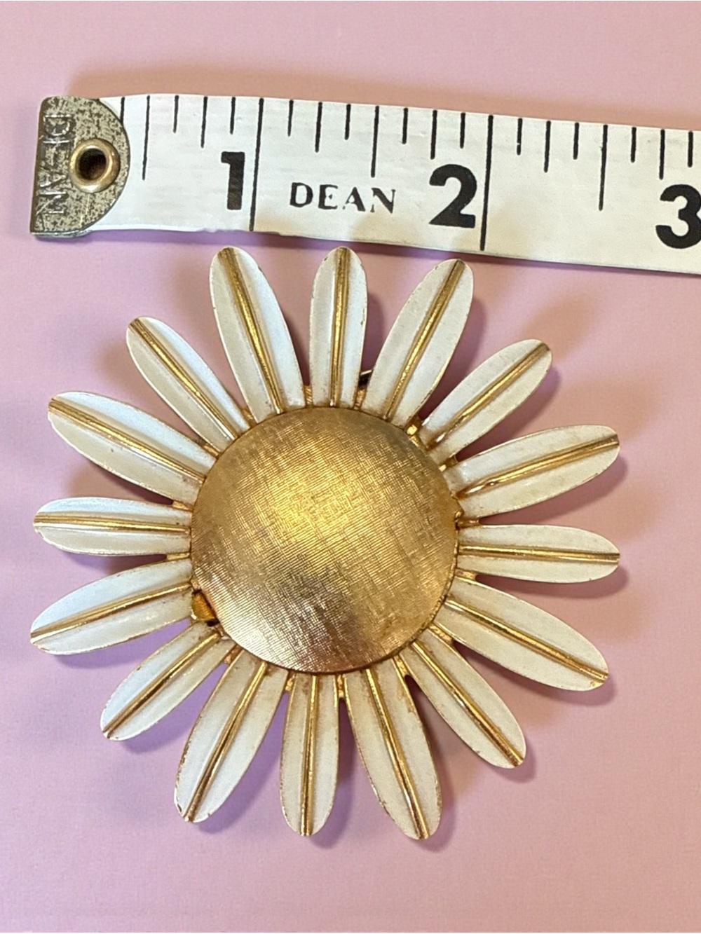 White and Gold Daisy Brooch - Classic Floral Accessory - Picture 4 of 7
